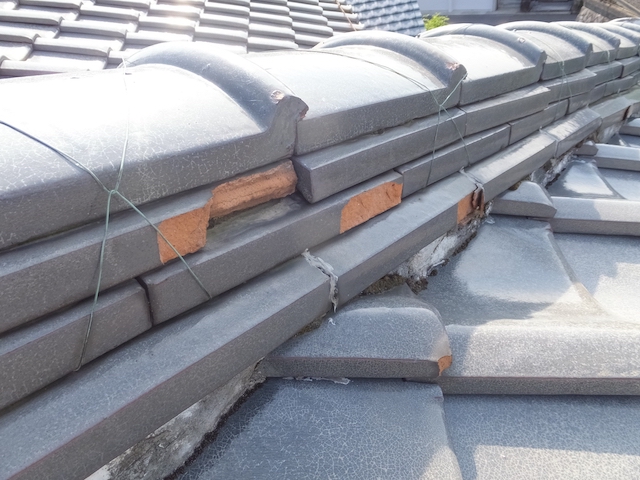 漆喰と破損したのし瓦